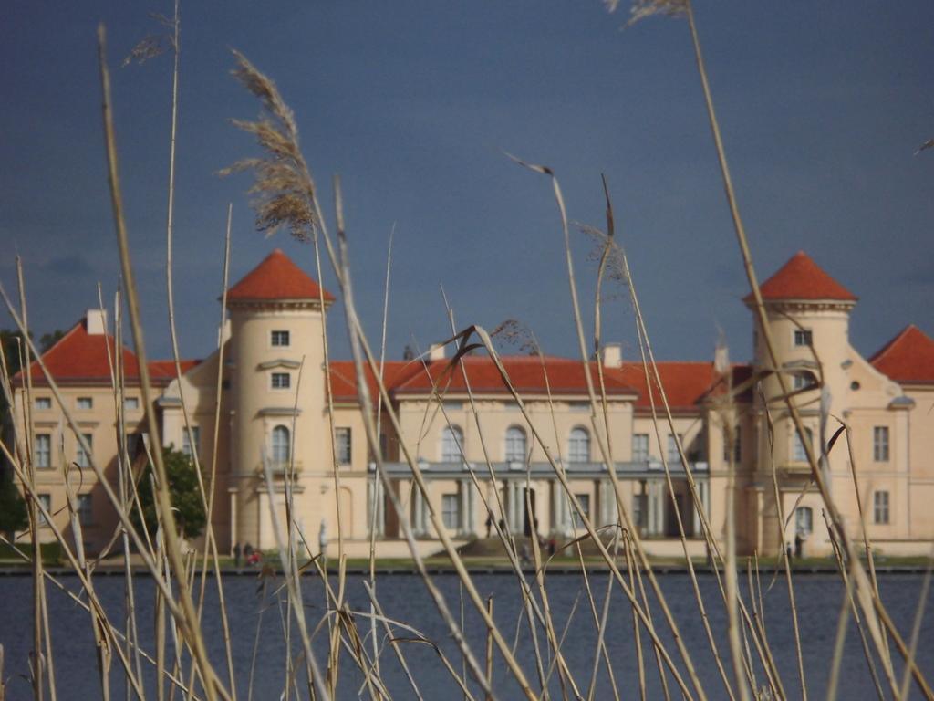 Schlossparkferienwohnungen Rheinsberg Mit Garten Exterior foto