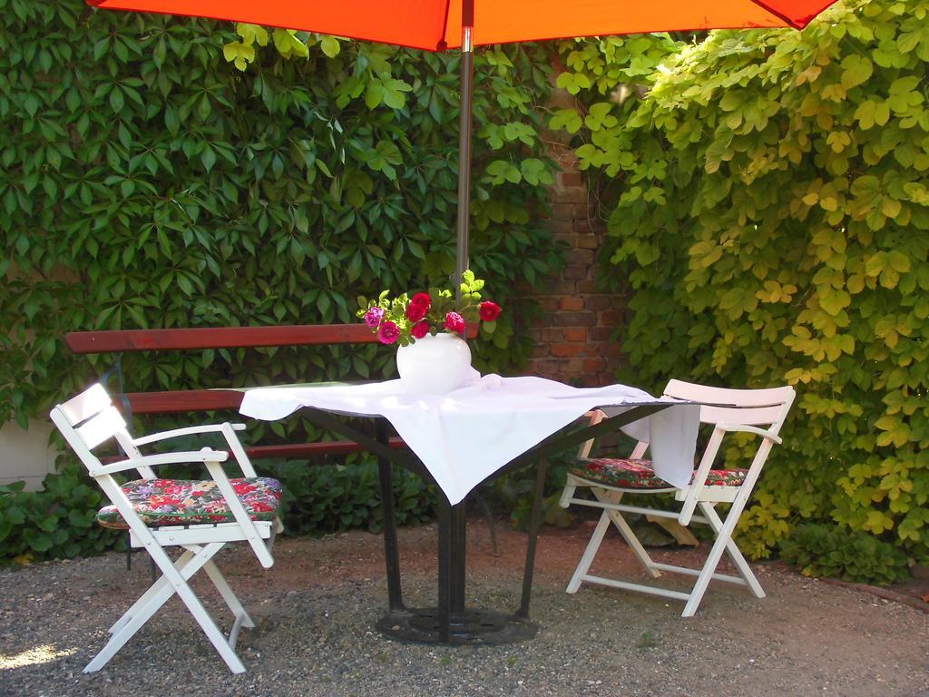 Schlossparkferienwohnungen Rheinsberg Mit Garten Exterior foto