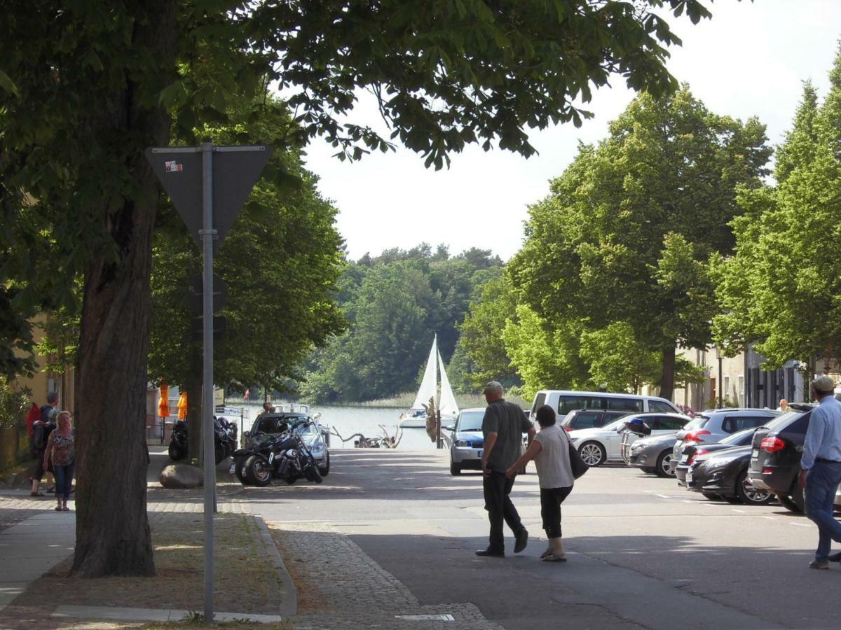 Schlossparkferienwohnungen Rheinsberg Mit Garten Exterior foto