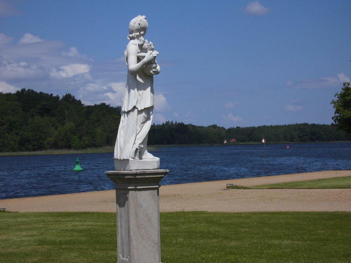 Schlossparkferienwohnungen Rheinsberg Mit Garten Exterior foto